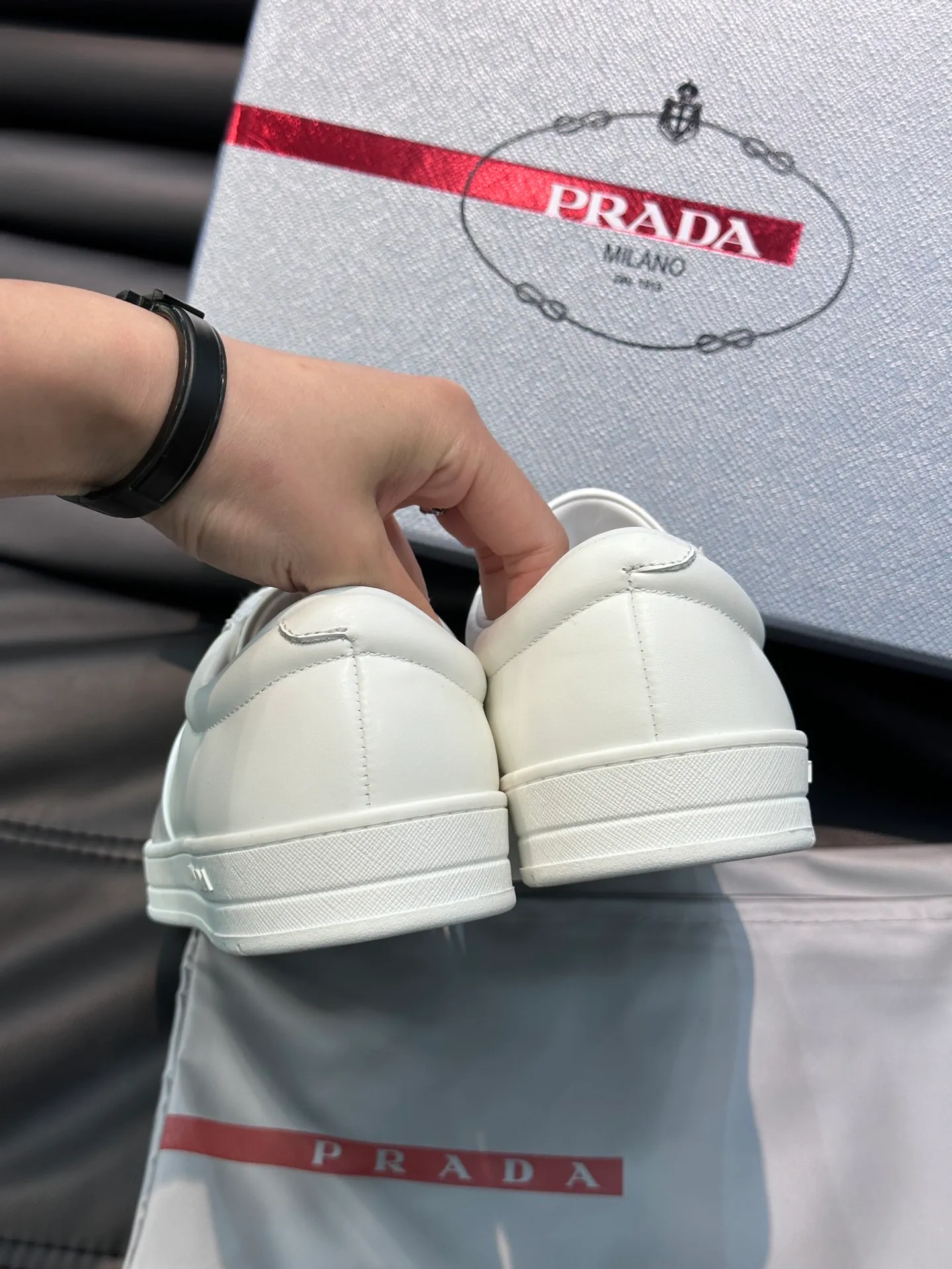 Men's shoes 💰p360 "Men's shoes 💰pRAD*" Prada's new high-end men's casual sports shoes. This leather sports shoe uses calfskin upper. The body of the shoe interprets the Prada letter brand logo from multiple angles. The brand logo is embellished on one side of the upper, all explaining the brand style. Sheepskin lining, lightweight, comfortable and durable! Size: 38-44